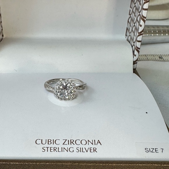 NWT Princess cut sparkly CZ Halo ring 925 silver Size 7 - Picture 4 of 7